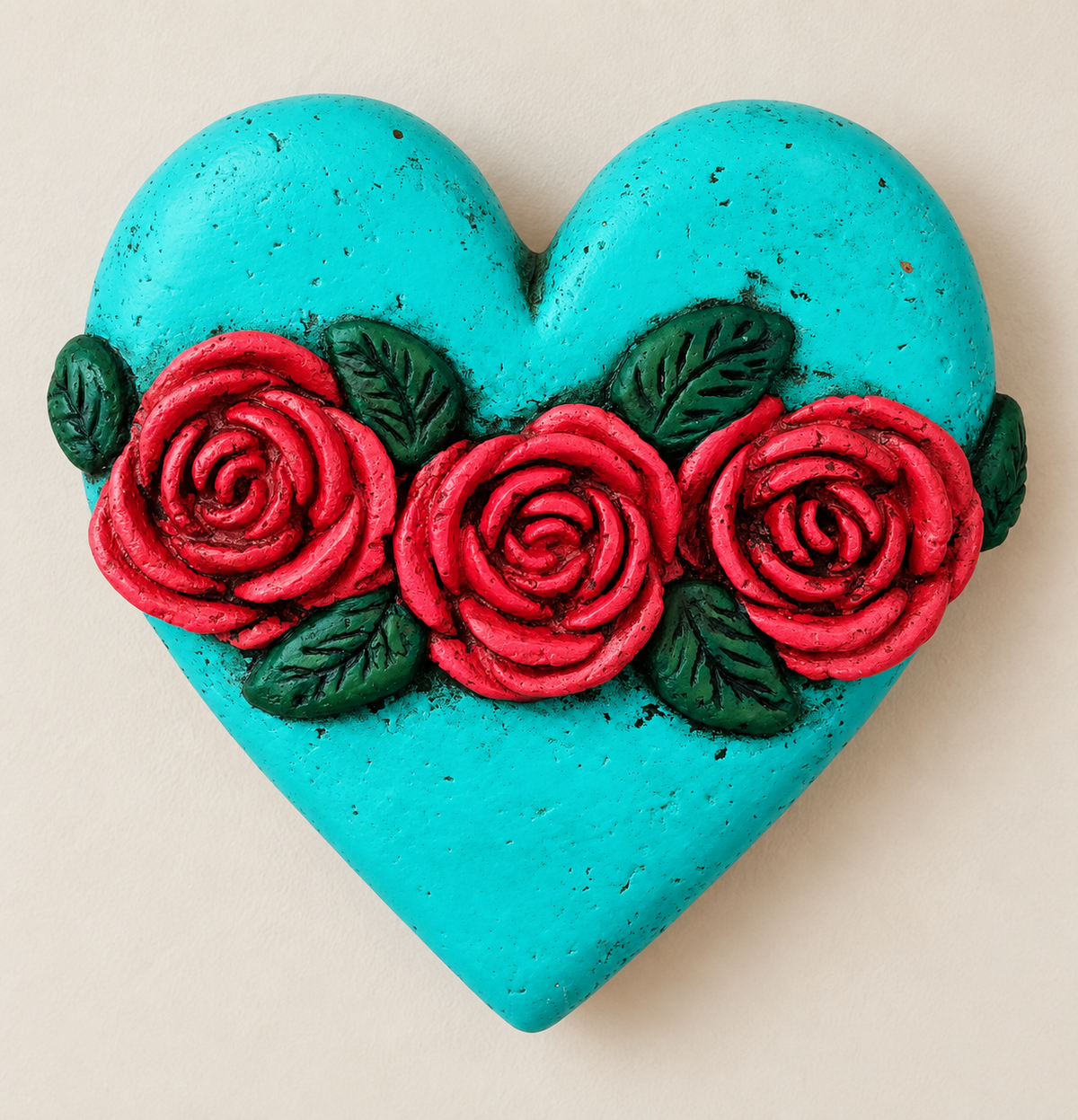 Corazón de Papel Maché Turquesa con Rosas Rojas