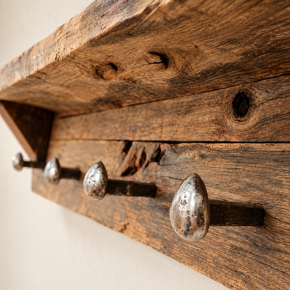 Perchero de Madera de Demolición y Clavos Ferroviarios