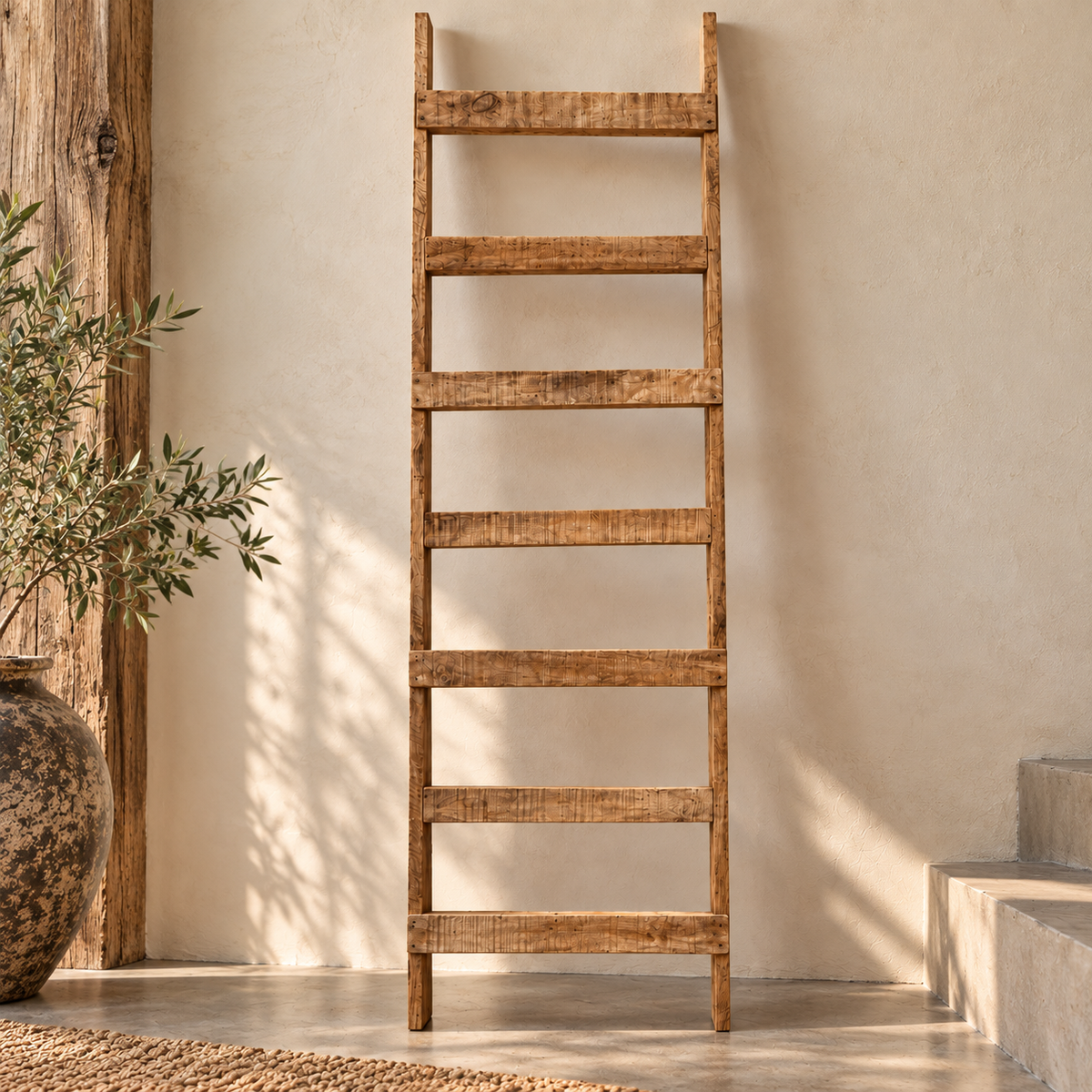 Escalera Decorativa de Madera Envejecida